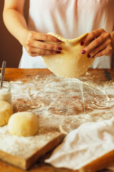 요리 집에서 만든 딸기 케이크. 파이 반죽을 압 연 하는 여자 — 스톡 사진