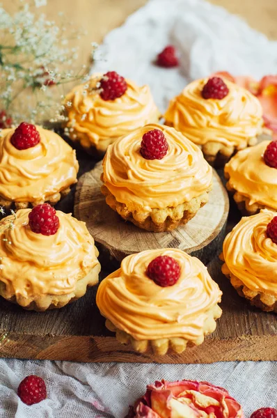 Cupcakes på träbord. Hemlagade inredda muffins på fliken — Stockfoto