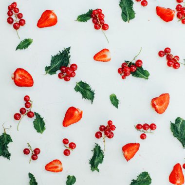 Meyve beyaz arka plan üzerinde renkli karışımı. Yukarıdan görüntüleyin. Col