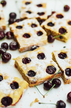 Ev yapımı kiraz kek hazır yemiş. Eller bir ch yapma