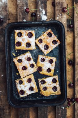 Ev yapımı kiraz kek hazır yemiş. Eller bir ch yapma