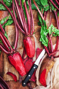 taze pancar ahşap yüzey üzerinde. Taze çekilmiş organik kırmızı pancar 
