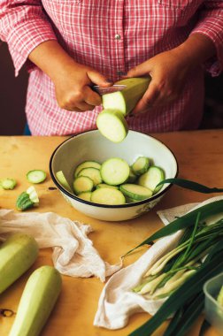 Kadın mutfakta olgun taze yeşil st bir yemek hazırlama