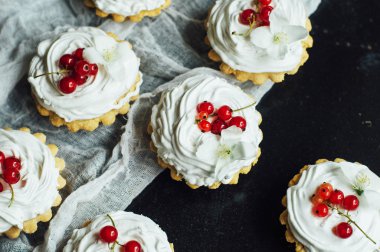 Beyaz protein kreması ve vişne ile güzel çikolata cupcakes