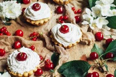 Beyaz protein kreması ve vişne ile güzel çikolata cupcakes