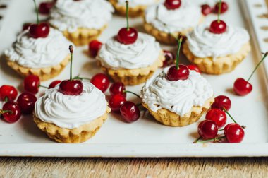 Beyaz protein kreması ve vişne ile güzel çikolata cupcakes