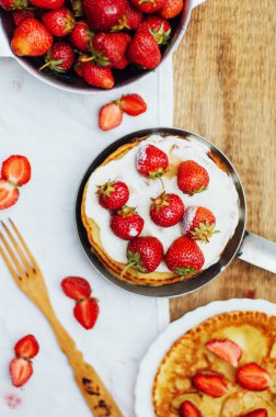 Çilek ve krema tatlı için. Stra ile Pancakes