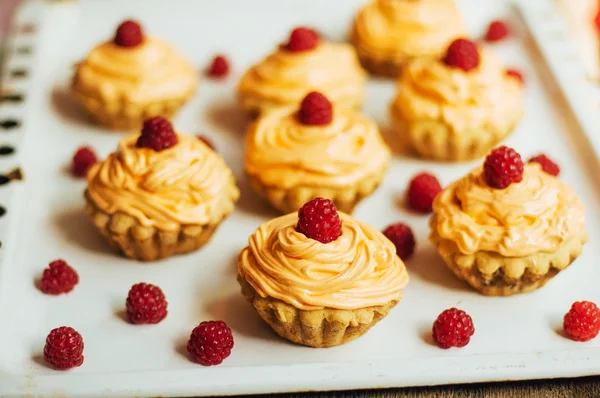 Cupcakes on wooden table. Homemade decorated muffins on the tab — Stock Photo, Image