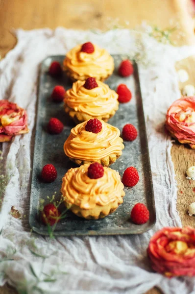 Cupcakes on wooden table. Homemade decorated muffins on the tab — Stock Photo, Image