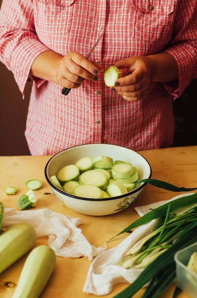 Kadın mutfakta olgun taze yeşil st bir yemek hazırlama