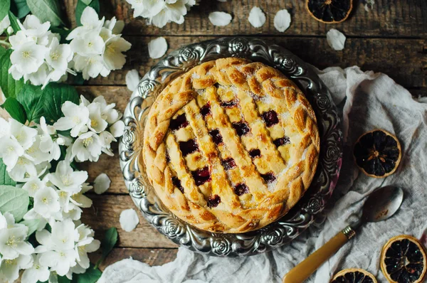 Tarte aux cerises et fraises maison sur fond rustique. Delici — Photo