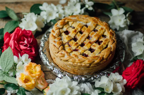 Tarte aux cerises et fraises maison sur fond rustique. Delici — Photo