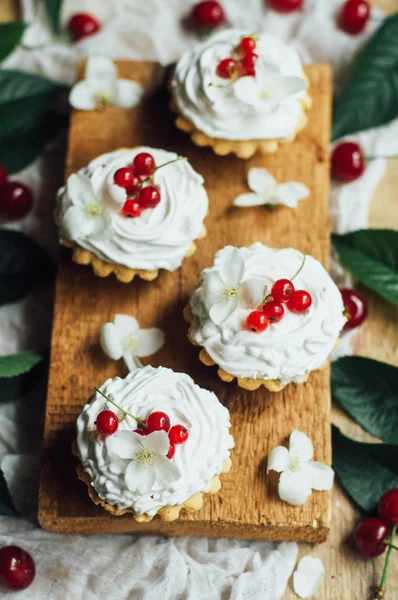 Belos cupcakes de chocolate com creme de proteína branca e cereja — Fotografia de Stock