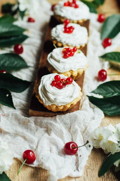 Hermosos cupcakes de chocolate con crema de proteína blanca y cereza —  Fotos de Stock