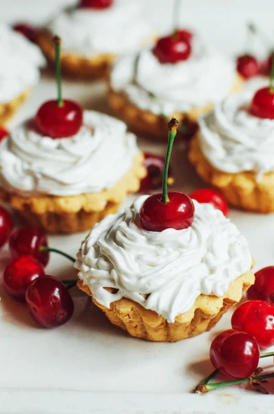 Vackra choklad cupcakes med vit protein grädde och körsbär — Stockfoto