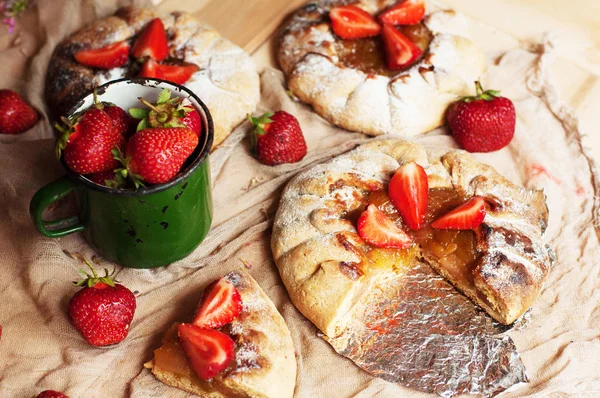 Strawberry tart, strawberry shortcake, strawberry jam. serving h — Stock Photo, Image