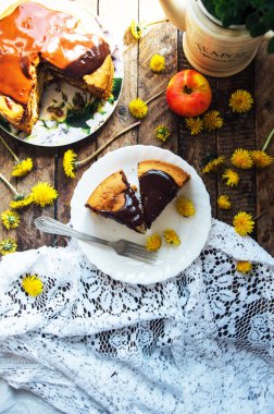 Geleneksel ev yapımı çikolatalı kek. Rustik tarzı ve doğal li