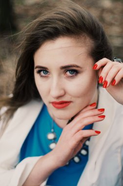 Uzun düz saçlı güzel genç kız makyaj içinde hafif bir