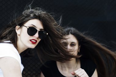 Açık havada güzel bir genç kız portresi. Açık havada dikey güzel genç esmer kadının kameraya bakıyor. Tatlı güzel kız açık havada şehvetli portresi. Sanat fotoğraf