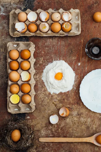 Выпечка торт ингредиенты - миска, мука, яйца, яичные белки пены, например — стоковое фото