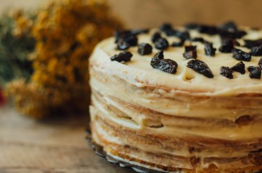 Ev yapımı lezzetli erikli börek. meyve kek pişmiş, ahşap arka plan