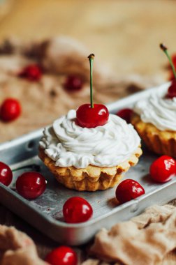 Beyaz protein kreması ve vişne ile güzel çikolata cupcakes