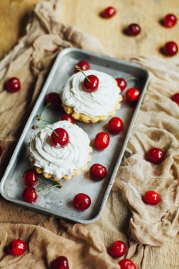 Beyaz protein kreması ve vişne ile güzel çikolata cupcakes