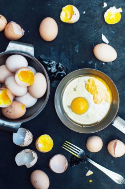 arka plan ile çiğ yumurta pişirme, çiftlik taze tavuk yumurta bir ba