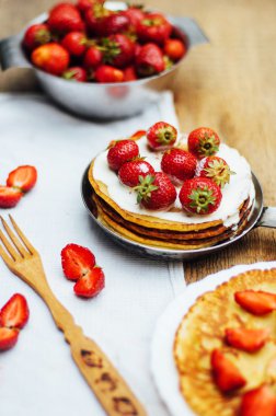Çilek ve krema tatlı için. Stra ile Pancakes