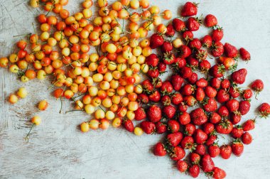  Üstten Görünüm. Taze meyve. Olgun sulu lezzetli çilek ve siz