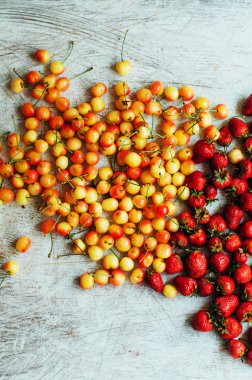  Üstten Görünüm. Taze meyve. Olgun sulu lezzetli çilek ve siz