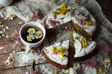 Portakal çeşnisi, süt, tereyağı, yumurta ile lezzetli taze ev yapımı pasta