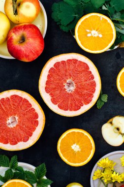 Karışık şenlikli renkli tropikal ve narenciye meyve bla dilimlenmiş