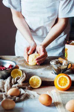 Yemek vişne dolgulu kumlu kek yapma adımları: karıştırma 