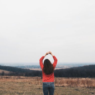 Özgürlük Gezgin kadın. Görüntü instagram filtreli. Güzel y