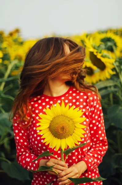 Sinnliches Porträt eines Mädchens in einem Sonnenblumenfeld. Porträt einer Frau im Sonnenblumenfeld. — Stockfoto