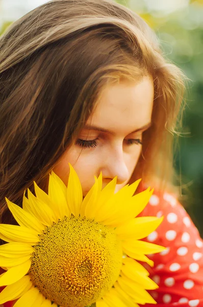 Sinnliches Porträt eines Mädchens in einem Sonnenblumenfeld. Porträt einer Frau im Sonnenblumenfeld. — Stockfoto