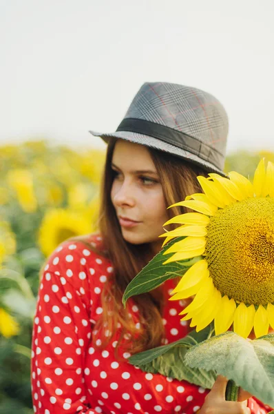 Sinnliches Porträt eines Mädchens in einem Sonnenblumenfeld. Porträt einer Frau im Sonnenblumenfeld. — Stockfoto