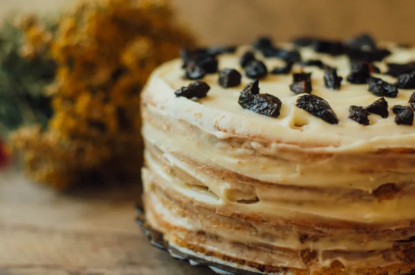 Ev yapımı lezzetli erikli börek. meyve kek pişmiş, ahşap arka plan