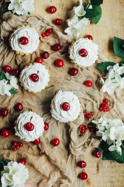 Beautiful chocolate cupcakes with white protein cream and cherry — Stock Photo, Image