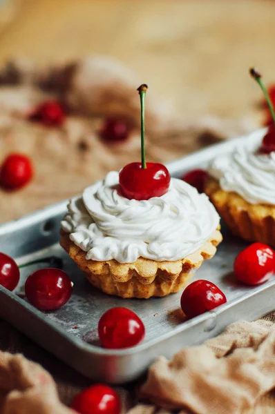 Vackra choklad cupcakes med vit protein grädde och körsbär — Stockfoto
