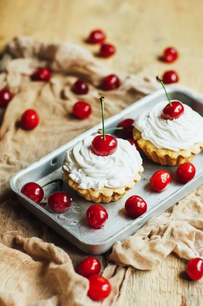 Hermosos cupcakes de chocolate con crema de proteína blanca y cereza — Foto de Stock