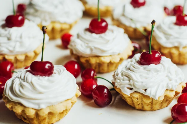 Beautiful chocolate cupcakes with white protein cream and cherry — Stock Photo, Image