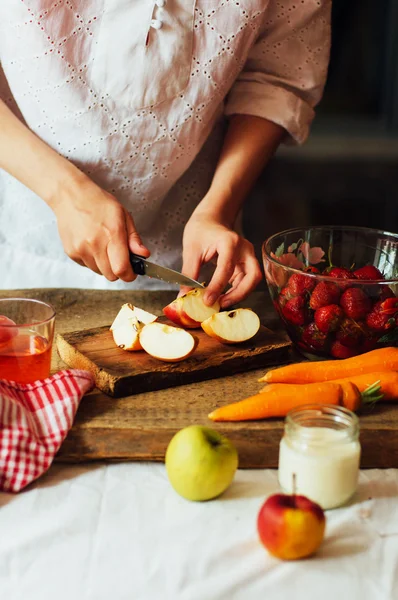 Hände machen Erdbeer-Smoothies im Holztisch. frische Erdbeere — Stockfoto