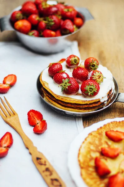 Jordgubbar och vispgrädde till efterrätt. Pannkakor med stra — Stockfoto