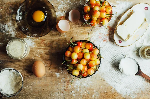 Vaření dort s čerstvými ingrediencemi pro přípravu při vaření. Ru — Stock fotografie