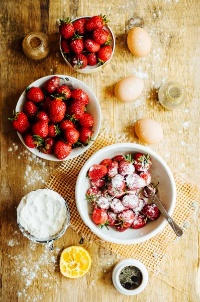 Cocinar la torta con ingredientes frescos para preparar en la cocina. Ru. — Foto de Stock