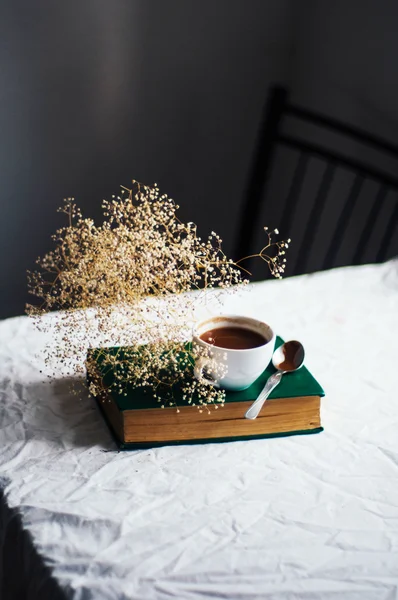 Café quente fresco em uma pilha de livros em uma mesa coberta com um wh — Fotografia de Stock