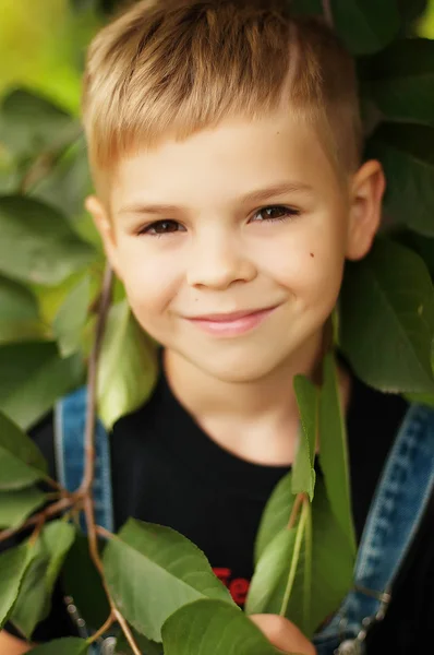 Portrait d'un garçon souriant de sept ans. Garçon de sept ans avec — Photo