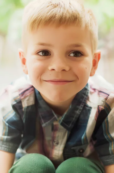 Kind blij gezicht. Portret van een schattige jongen. jongetje met sh — Stockfoto